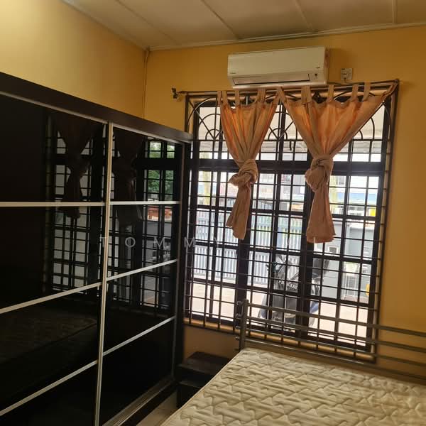 1.5-storey Terraced House for Sale in Taman Molek (Johor Bahru) - Tommy Tai - Bedroom - PropertyGuru.com.my