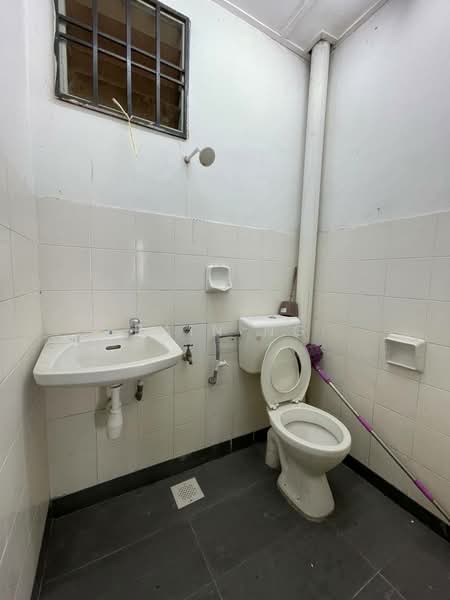 Apartment for Sale at Sri Bayu - Rain Ng - Bathroom - PropertyGuru.com.my