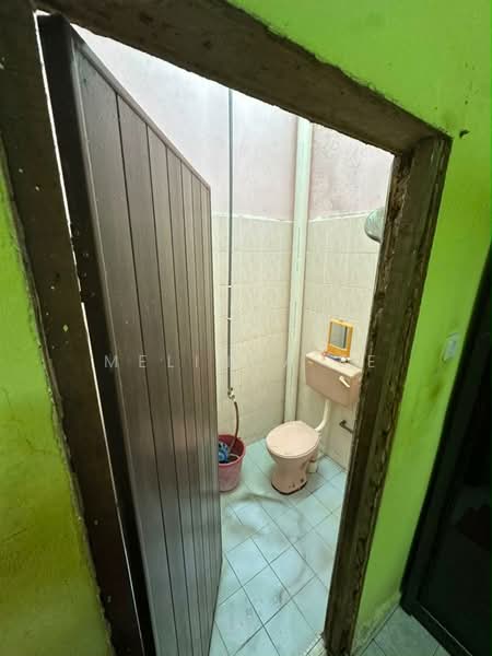 Rumah Teres 1-Tingkat untuk Dijual di Taman Angkasa (Senai) - Melinda Ee - Bathroom - PropertyGuru.com.my