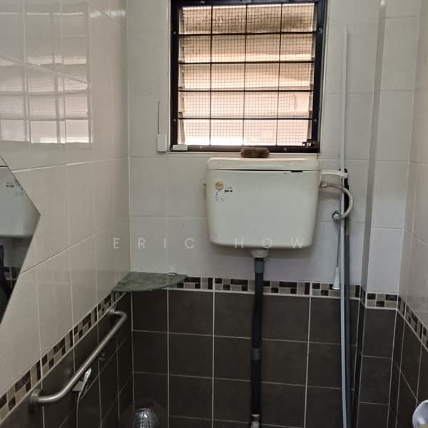 Kedai untuk Disewa di Bandar Puteri Puchong (Puchong) - Eric How - Bathroom - PropertyGuru.com.my