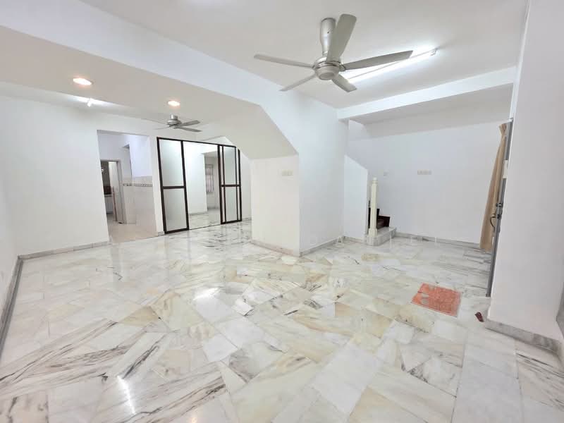 Rumah Teres 2 Tingkat untuk Dijual di Putra Permai (Subang Jaya) - Ashraff Daniel - Living Room - PropertyGuru.com.my