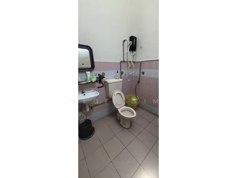 Rumah Teres 2-Tingkat untuk Dijual di Taman Putra Indah (Seri Kembangan) - Geoff Lim - Bathroom - PropertyGuru.com.my