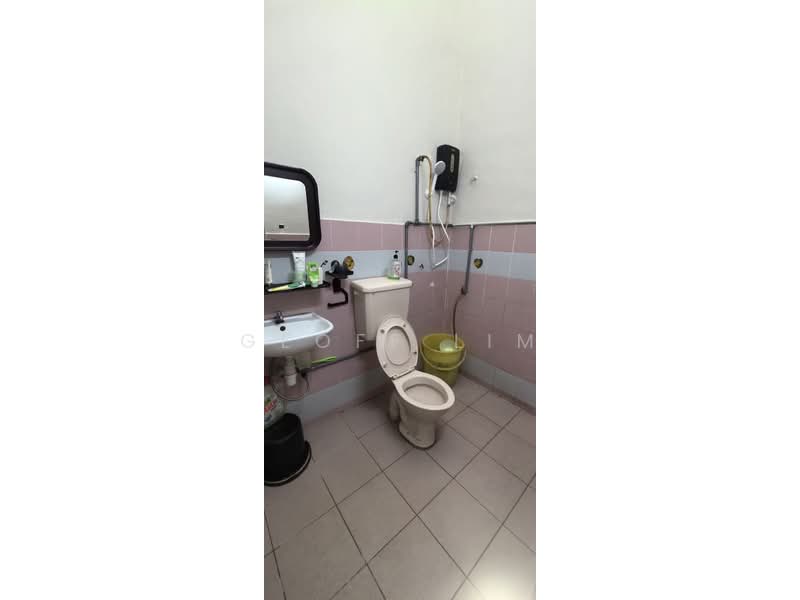 Rumah Teres 2-Tingkat untuk Dijual di Taman Putra Indah (Seri Kembangan) - Geoff Lim - Bathroom - PropertyGuru.com.my