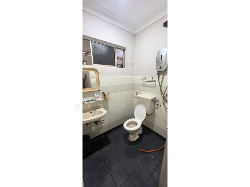 Rumah Teres 2-Tingkat untuk Dijual di Taman Putra Indah (Seri Kembangan) - Geoff Lim - Bathroom - PropertyGuru.com.my