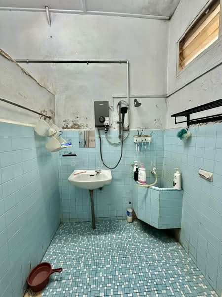 Rumah Teres 1-Tingkat untuk Dijual di Taman Ungku Tun Aminah (Skudai) - Iden Tan - Bathroom - PropertyGuru.com.my