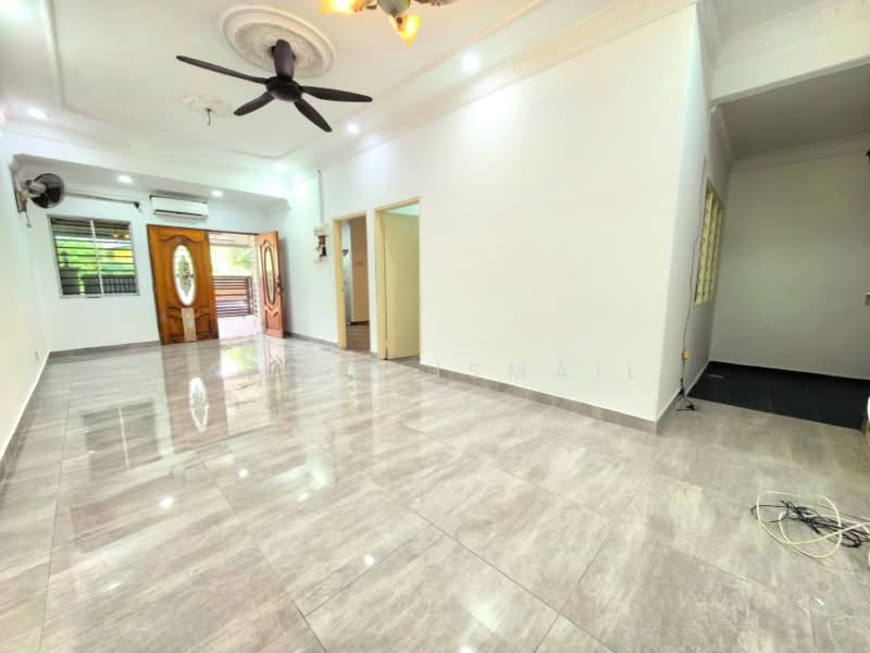 1-storey Terraced House for Sale in Cheras (Selangor) - Azrul Ismail - Living Room - PropertyGuru.com.my