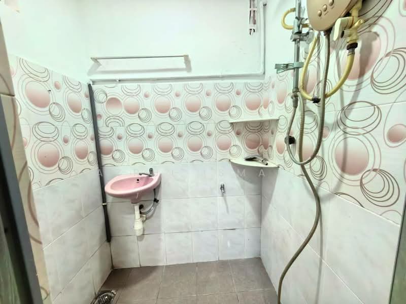 1-storey Terraced House for Sale in Cheras (Selangor) - Azrul Ismail - Bathroom - PropertyGuru.com.my