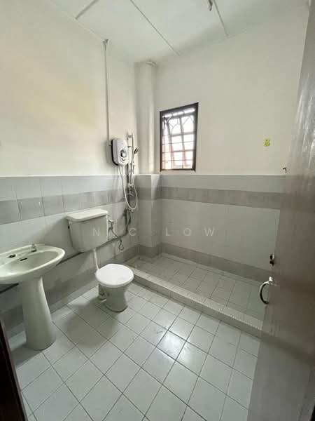 Rumah Teres 2 Tingkat untuk Disewa di Taman Putra Indah (Seri Kembangan) - Nic Low - Bathroom - PropertyGuru.com.my