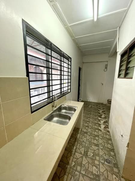 Rumah Teres 2 Tingkat untuk Disewa di Taman Putra Indah (Seri Kembangan) - Nic Low - Kitchen - PropertyGuru.com.my