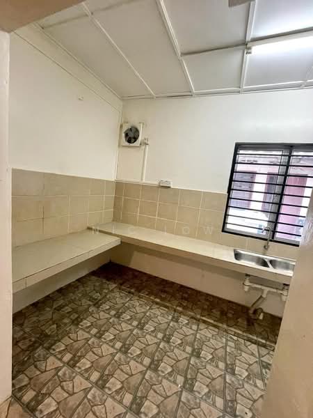 Rumah Teres 2 Tingkat untuk Disewa di Taman Putra Indah (Seri Kembangan) - Nic Low - Kitchen - PropertyGuru.com.my