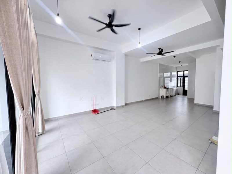 Rumah Teres 2 Tingkat untuk Disewa di Taman Mount Austin (Tebrau) - Ken Sim - Living Room - PropertyGuru.com.my