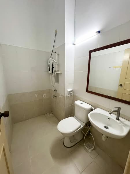 Cluster House for Sale in Austin Heights (Tebrau) - Yoland . - Bathroom - PropertyGuru.com.my