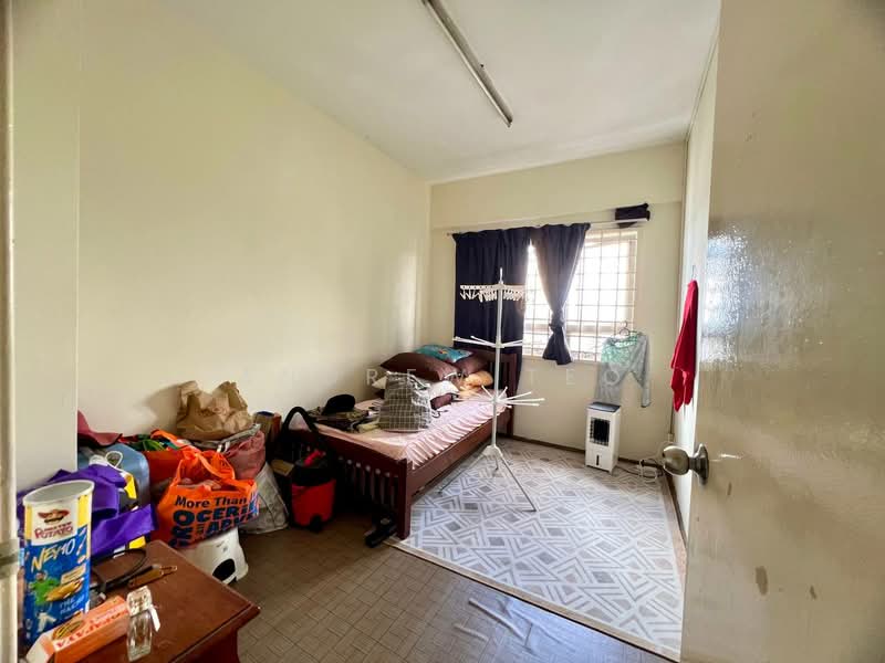 Pangsapuri untuk Dijual di Pangsapuri Persiaran Tanjung - Andrew Teo - Bedroom - PropertyGuru.com.my