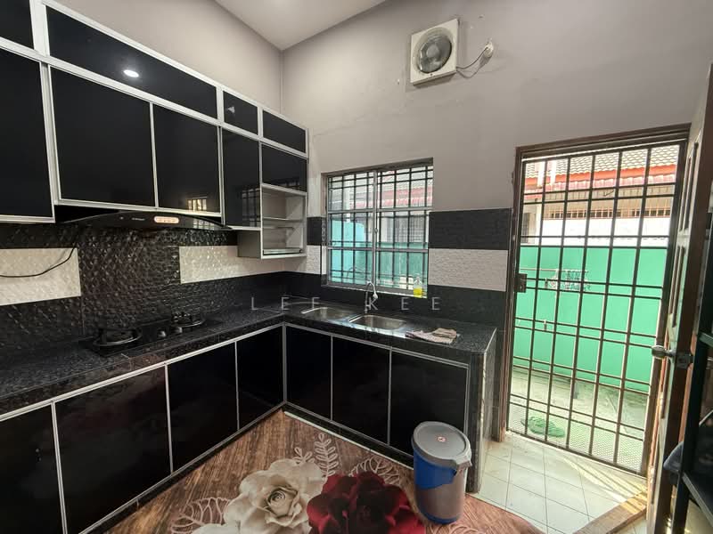1-storey Terraced House for Sale in Parit Raja (Johor) - Lee Kee - Kitchen - PropertyGuru.com.my