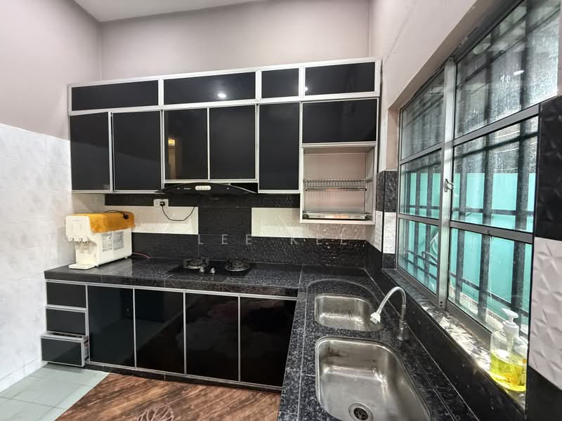 1-storey Terraced House for Sale in Parit Raja (Johor) - Lee Kee - Kitchen - PropertyGuru.com.my