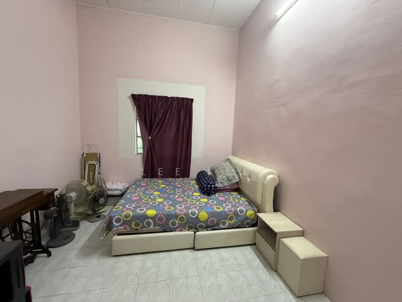 1-storey Terraced House for Sale in Parit Raja (Johor) - Lee Kee - Bedroom - PropertyGuru.com.my