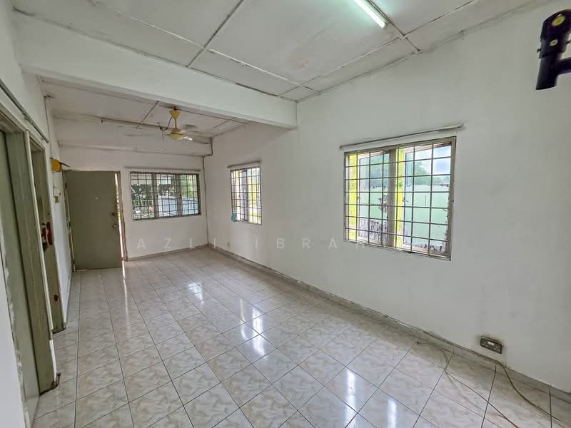 Rumah Teres 1 Tingkat untuk Dijual di Bandar Rinching Seksyen 1 (Semenyih) - Azli Ibrahim - Living Room - PropertyGuru.com.my