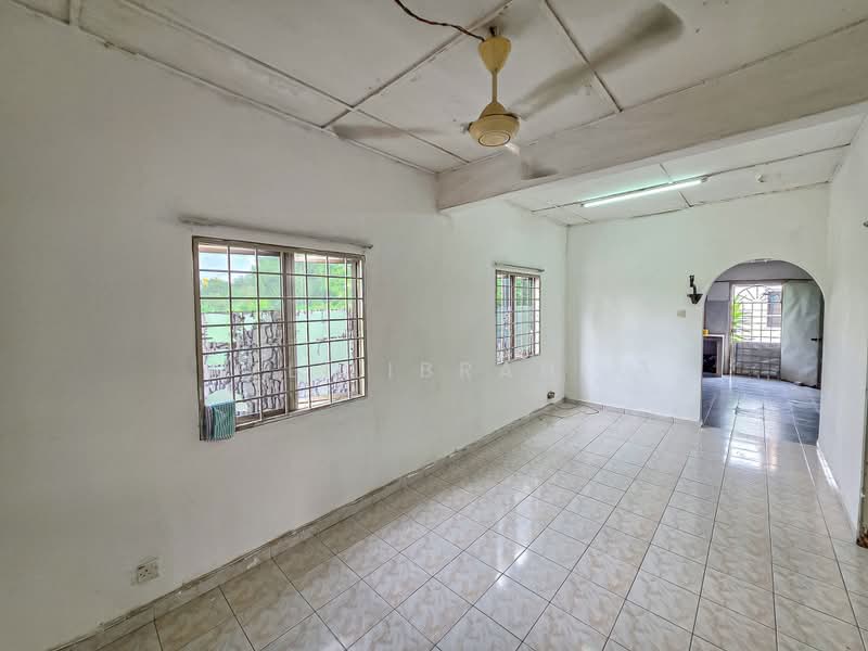 Rumah Teres 1 Tingkat untuk Dijual di Bandar Rinching Seksyen 1 (Semenyih) - Azli Ibrahim - Living Room - PropertyGuru.com.my