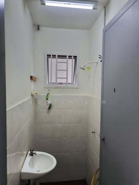 Rumah Teres 1 Tingkat untuk Dijual di Taman Bukit Kristal (Seremban) - Justin Lew - Bathroom - PropertyGuru.com.my