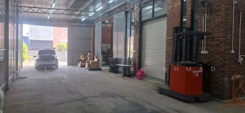 Warehouse for Rent in Subang (Selangor) - Jaleela Banu Ahmad - Car Park - PropertyGuru.com.my