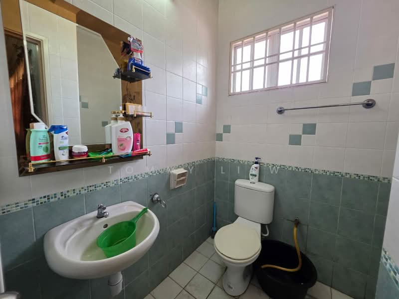 Rumah Teres 2 Tingkat untuk Dijual di Taman Seri Taming (Cheras) - Tommy Liew - Bathroom - PropertyGuru.com.my