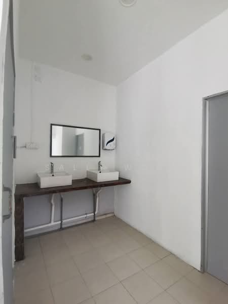 Shop for Rent in Taman Equine (Seri Kembangan) - Sally Wong - Bathroom - PropertyGuru.com.my