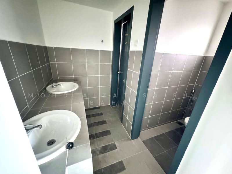 Shop for Rent in Bandar Seri Putra (Bangi) - Mohd Aizat Saiful Bahri - Bathroom - PropertyGuru.com.my