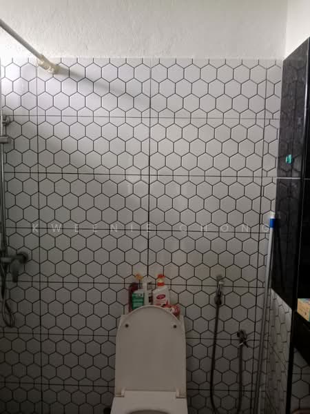 Pangsapuri untuk Dijual di Taman Hijau Apartment - Kweenie Chong - Bathroom - PropertyGuru.com.my