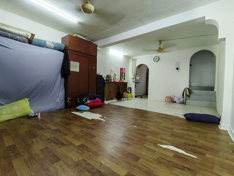 2-storey Terraced House for Sale in Seksyen 18 (Shah Alam) - Azli Ibrahim - Living Room - PropertyGuru.com.my