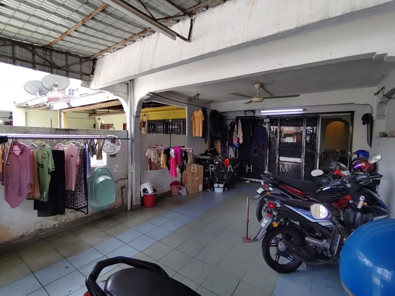 2-storey Terraced House for Sale in Seksyen 18 (Shah Alam) - Azli Ibrahim - Car Park - PropertyGuru.com.my