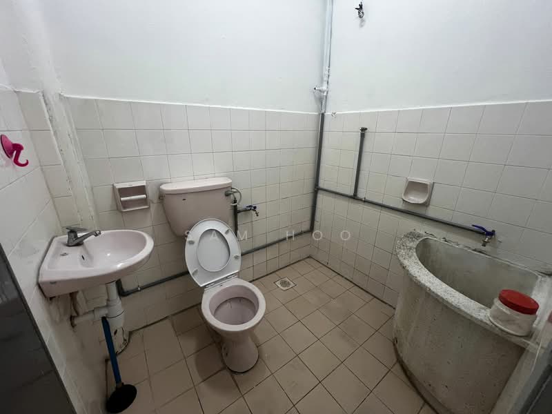 Rumah Teres 2 Tingkat untuk Disewa di Taman Bukit Desa (Kepong) - Sam Hoo - Bathroom - PropertyGuru.com.my