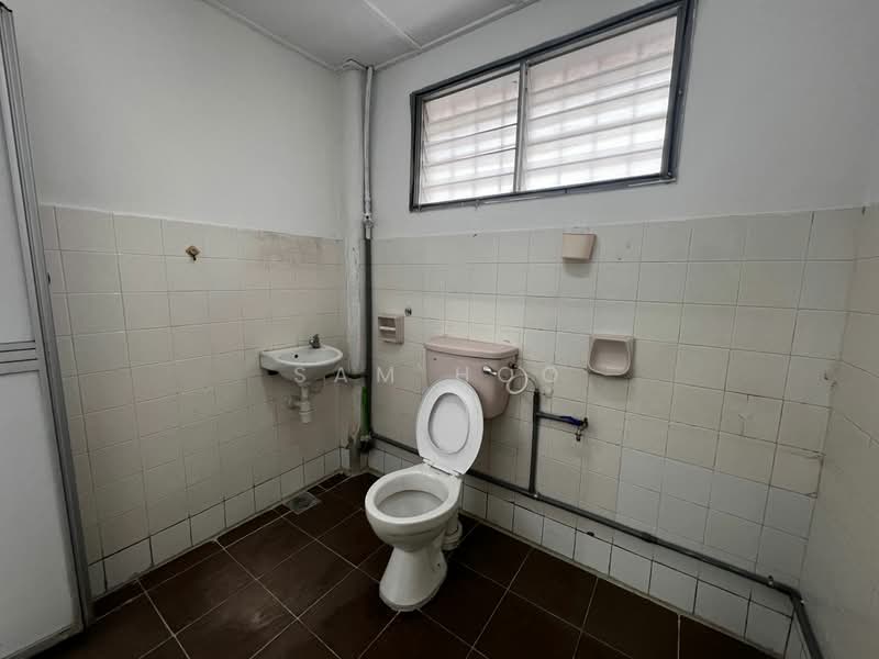 Rumah Teres 2 Tingkat untuk Disewa di Taman Bukit Desa (Kepong) - Sam Hoo - Bathroom - PropertyGuru.com.my