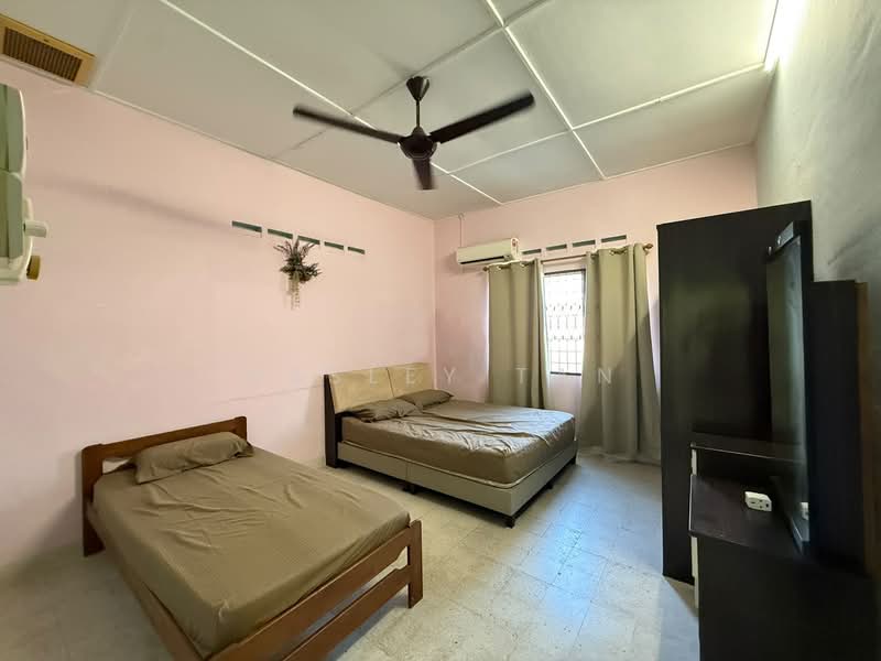 Rumah Teres 1 Tingkat untuk Disewa di Bukit Baru (Melaka) - Wesley Tan - Bedroom - PropertyGuru.com.my