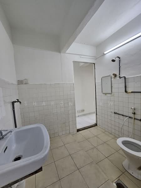 Rumah Flat untuk Disewa di Pandan Indah Flat (Rumah Pangsa 610) - Sharon Liew - Bathroom - PropertyGuru.com.my