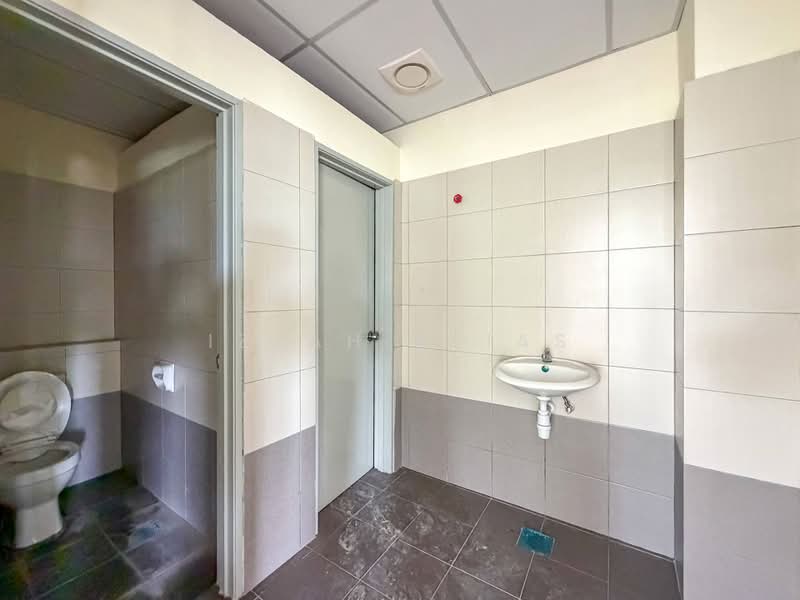 Factory for Rent in Saujana Rawang (Rawang) - Izzah Alias - Bathroom - PropertyGuru.com.my