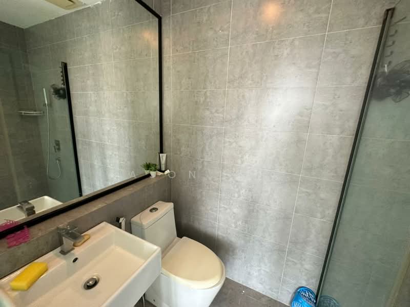 Kediaman Servis untuk Disewa di The Square @ One City - Jason Chee - Bathroom - PropertyGuru.com.my