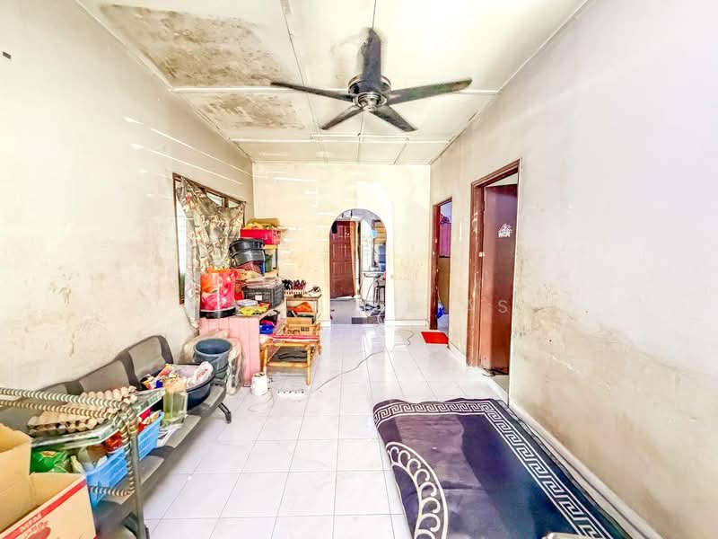 Rumah Teres 1-Tingkat untuk Dijual di Seksyen 17 (Shah Alam) - Izzah Alias - Living Room - PropertyGuru.com.my