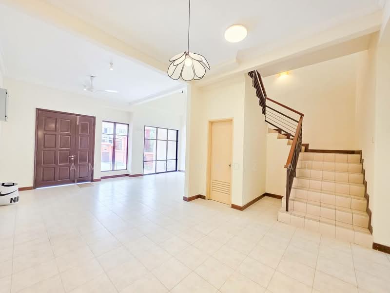 Rumah Teres 2 Tingkat untuk Dijual di Bukit Jelutong (Shah Alam) - Ammeer Nadzrai - Entrance - PropertyGuru.com.my