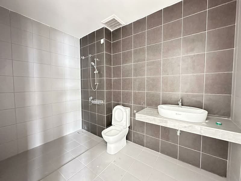 Rumah Teres 2 Tingkat untuk Dijual di Bandar Country Homes (Rawang) - SK Luk - Bathroom - PropertyGuru.com.my