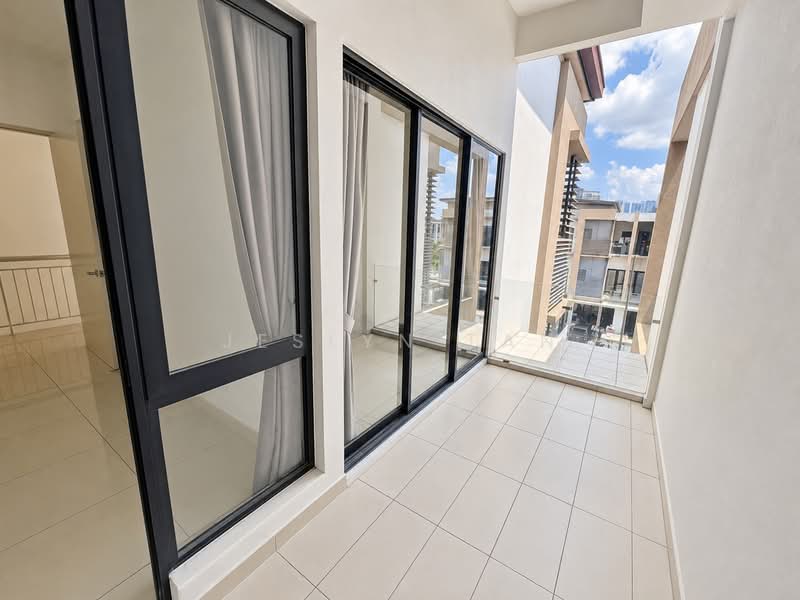 Rumah Bandar untuk Dijual di 16 Sierra (Puchong) - Jeslyn Tan - Balcony - PropertyGuru.com.my