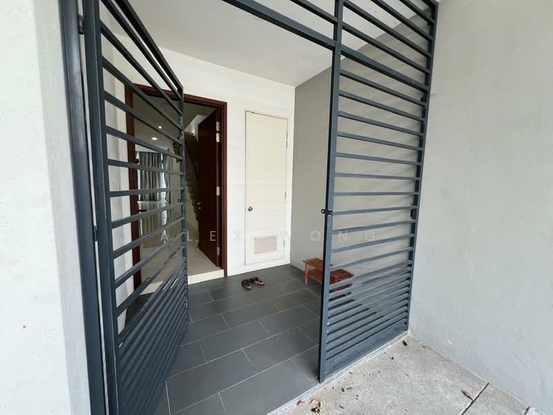 Rumah Teres 3 Tingkat untuk Disewa di Lake Fields (Sungai Besi) - Alex Wong - Entrance - PropertyGuru.com.my