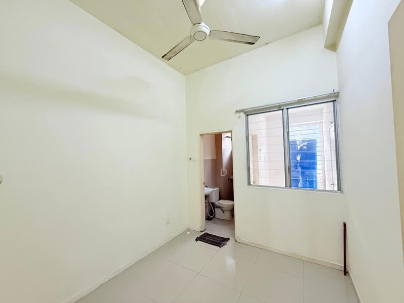 2-storey Terraced House for Sale in Bandar Country Homes (Rawang) - Farah Dina - Bathroom - PropertyGuru.com.my