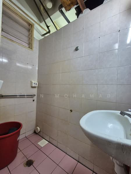 Flat for Sale at Taman Lagenda Mas - Reen Mohamad - Bathroom - PropertyGuru.com.my