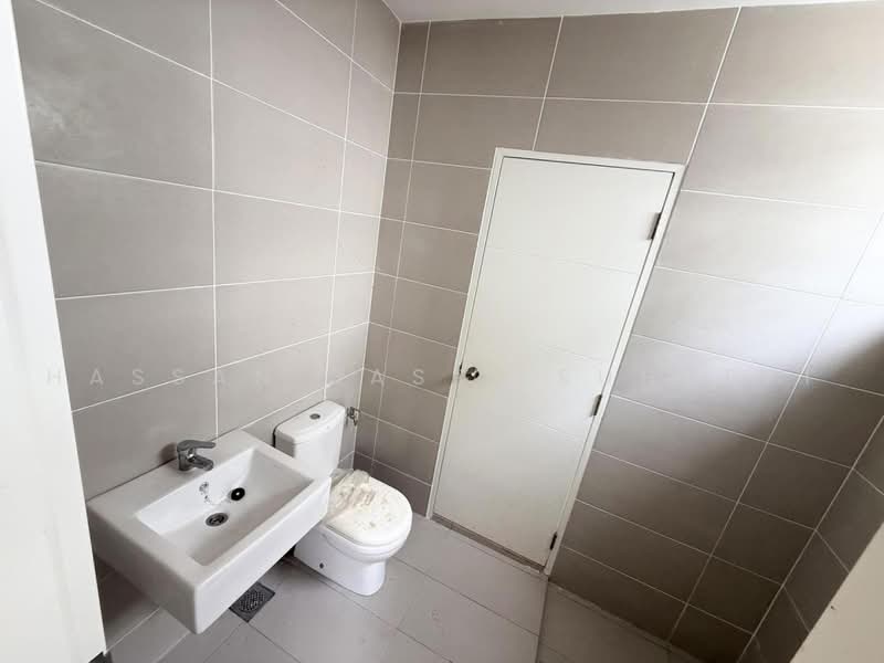 Terraced House for Sale in Bandar Sri Sendayan (Negeri Sembilan) - Hassan Basri Suhaimi - Bathroom - PropertyGuru.com.my