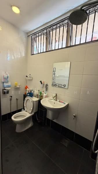Rumah Teres 2 Tingkat untuk Dijual di Taman Universiti Indah (Seri Kembangan) - Bee Seng Chia - Bathroom - PropertyGuru.com.my
