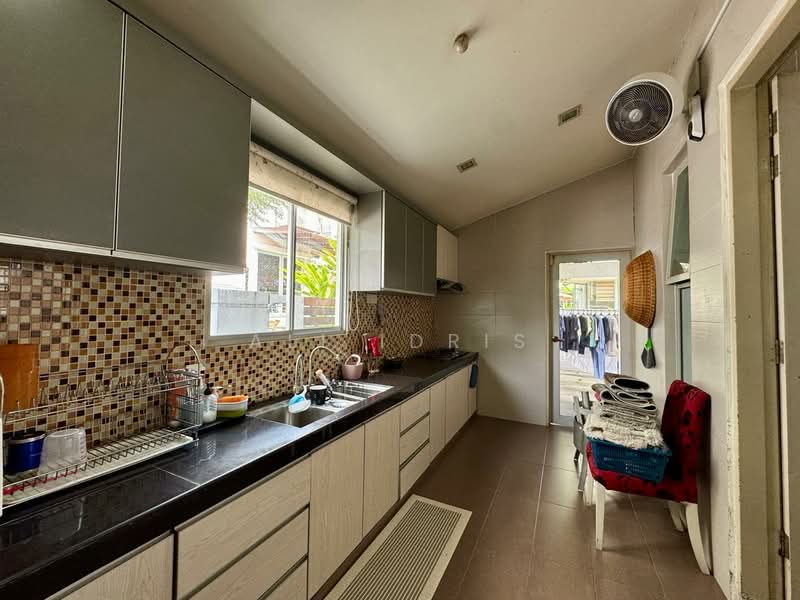 Rumah Banglo untuk Dijual di Seksyen 13 (Shah Alam) - Ali Idris - Kitchen - PropertyGuru.com.my