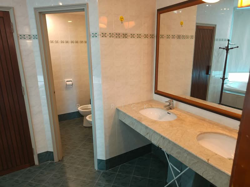 Kondominium untuk Disewa di Gurney Beach Resort - Patrick . - Bathroom - PropertyGuru.com.my