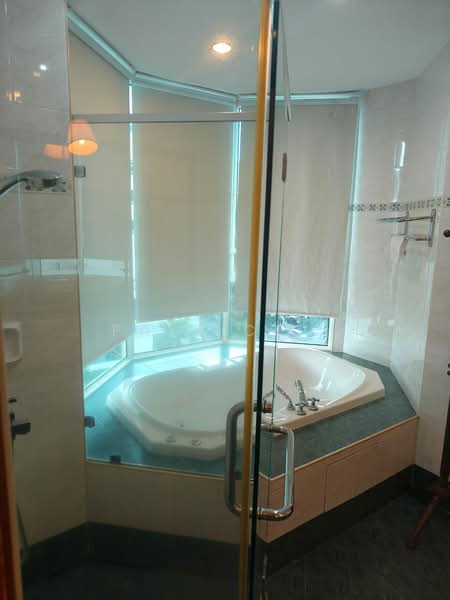 Kondominium untuk Disewa di Gurney Beach Resort - Patrick . - Bathroom - PropertyGuru.com.my