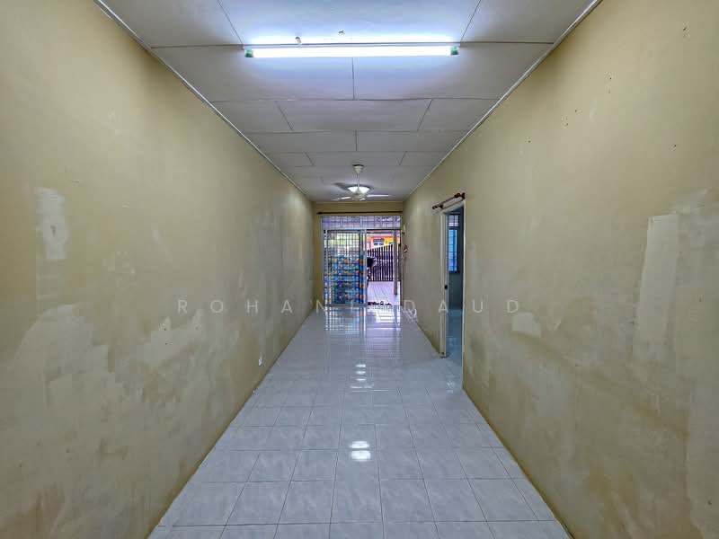 1-storey Terraced House for Sale in Bukit Beruntung (Selangor) - Rohani Daud - Corridor - PropertyGuru.com.my
