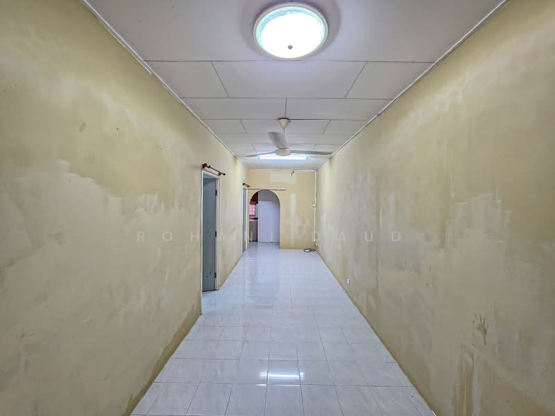 1-storey Terraced House for Sale in Bukit Beruntung (Selangor) - Rohani Daud - Corridor - PropertyGuru.com.my